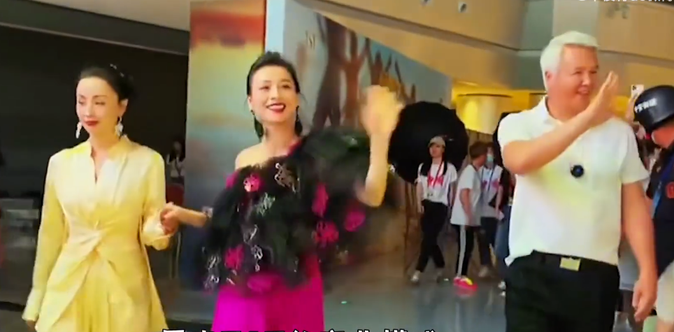 走进张庭在黄浦江边的1600平豪宅！2层空中花园，露台装饰像皇宫