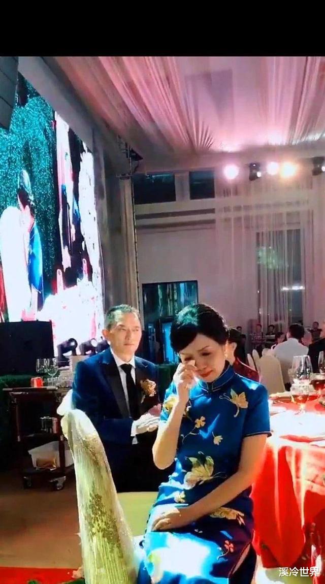 “最美丈母娘”火了!婚礼上掩面“哭泣”意外走红,原因让人泪目