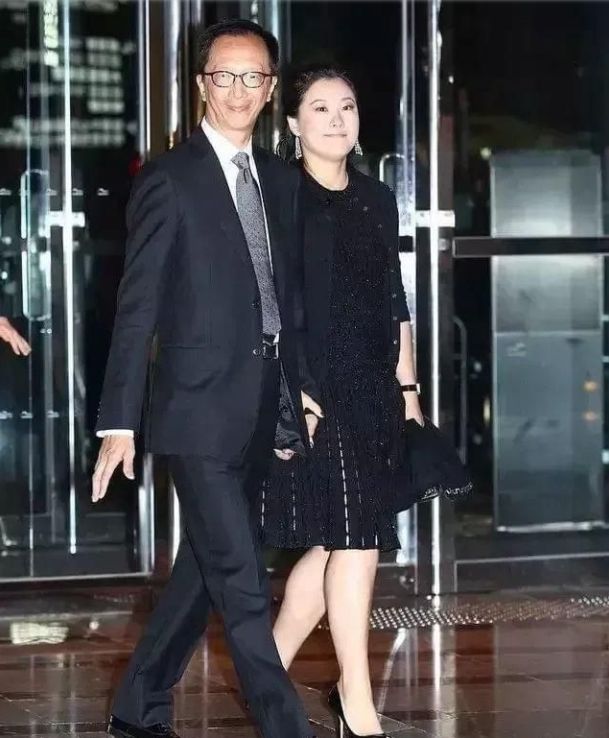 爱情骗子|伏明霞和老公出席活动,43岁的她发福严重,两人全程手牵手