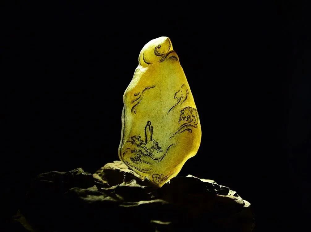 翡翠|翡翠就要这样玩！玉不琢不成器，利用黄雾巧雕的悟道题材，呈现极致的惮意！
