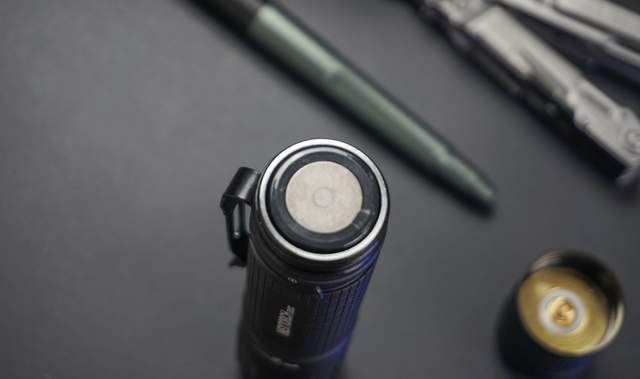 电池|你离高性能泛光手电只差一步,纳丽德便携式手电E52C