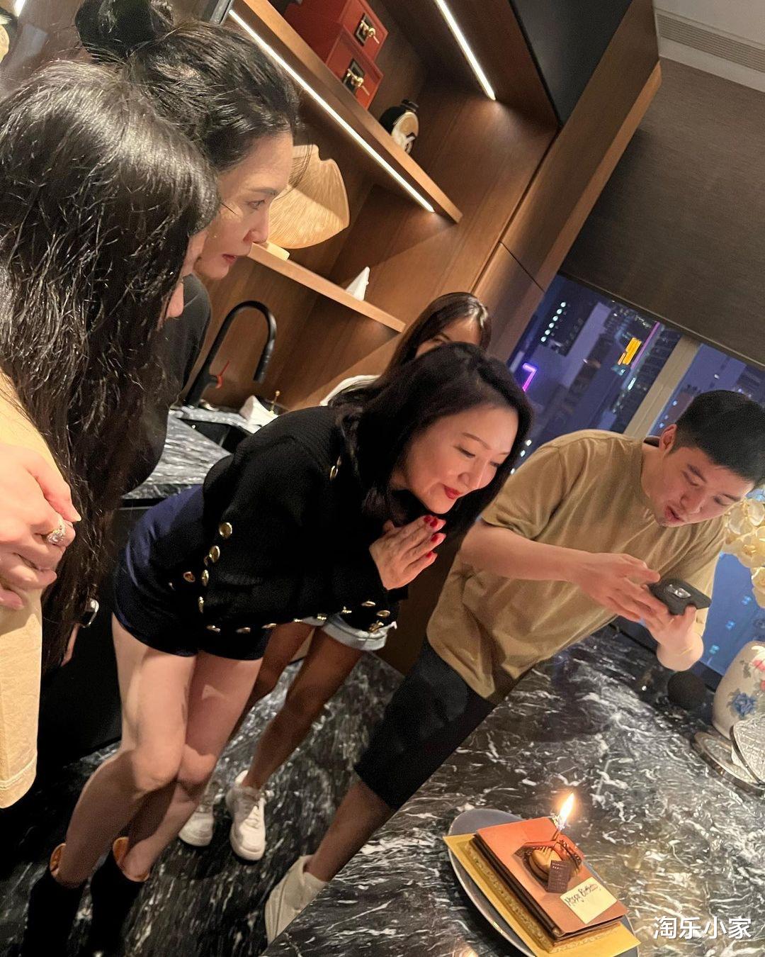 邱淑贞|邱淑贞惊喜现身为甄楚倩庆生,戴名表、钻戒劲富贵明艳照人