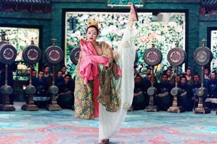 章子怡|章子怡罕见热舞引尖叫!举手扭腰动作妩媚,身上带一圈宝石太豪气