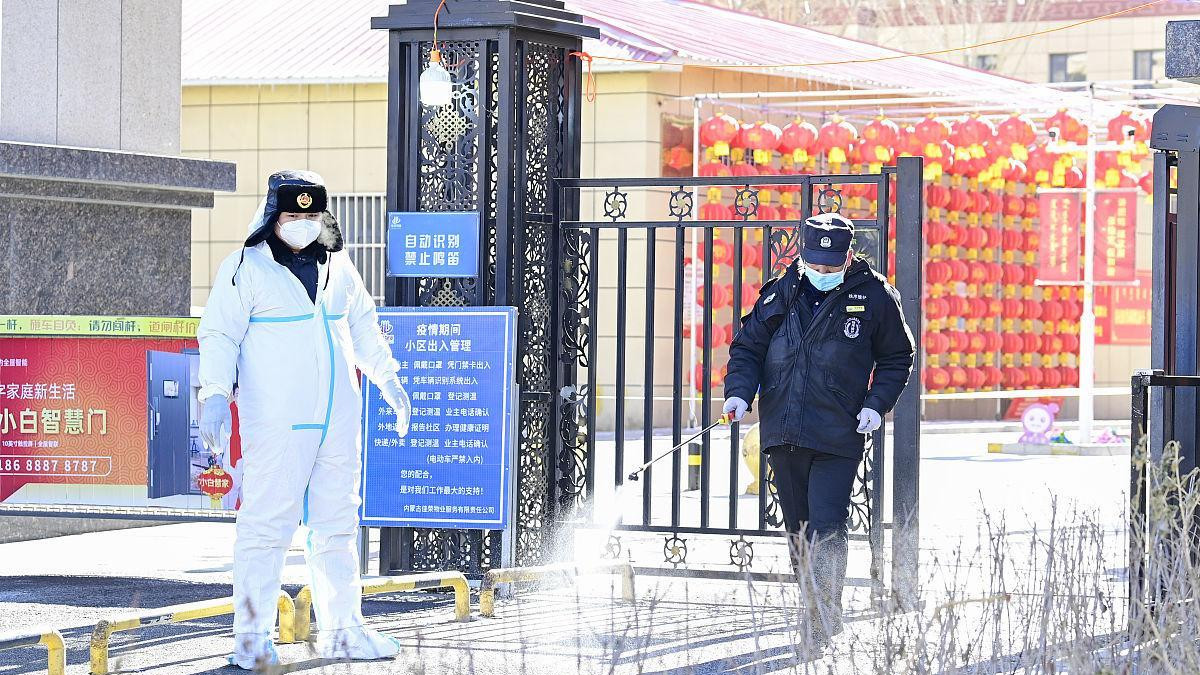 呼和浩特的一幕，女儿在铁门内哭喊，妈妈纵身一跃成悲剧