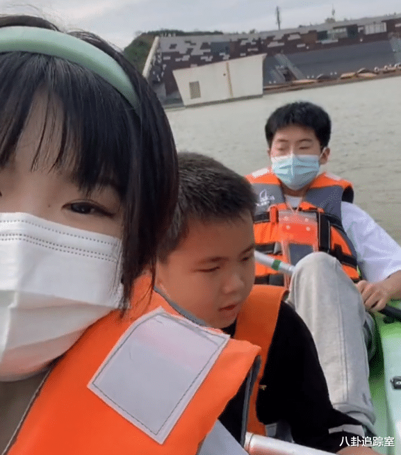 扎心|孙海洋玩滑板闯祸，撞碎公园花瓶被索赔130元，孙卓的反应太扎心