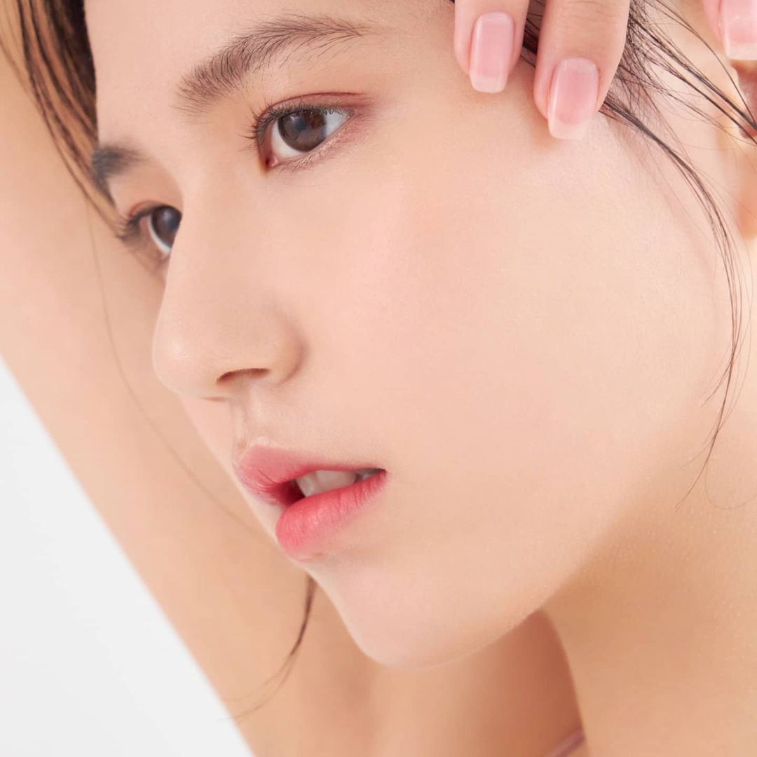 化妆 化妆后还是不好看？彩妆师爱用「骨相化妆法」，新手5步矫正脸型
