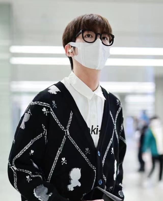 穿衣搭配|洪欣儿子越来越像生父莫少聪！罕见走机场，学院风打扮好帅