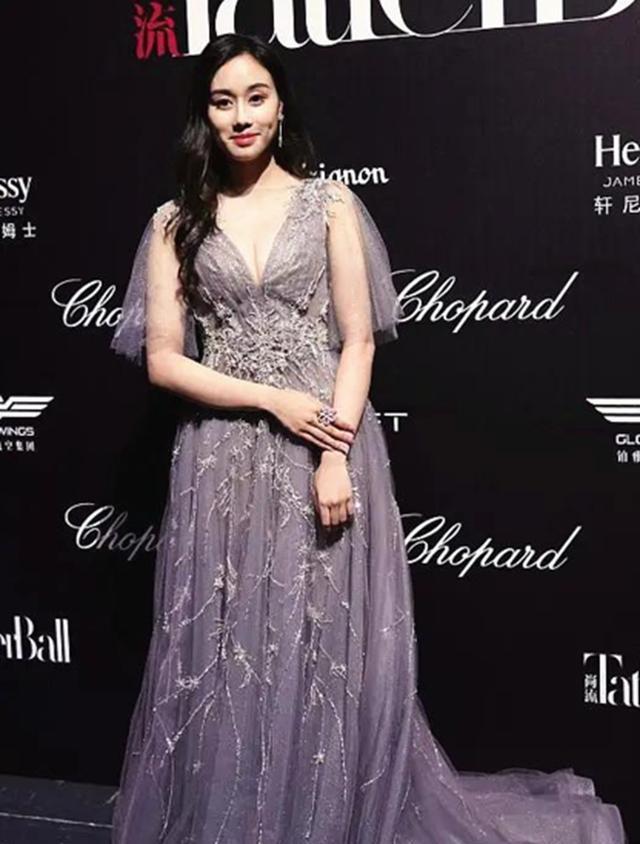 礼服 何超欣穿校服参加活动，白衬衫配高腰百褶裙，不站C位照样抢眼