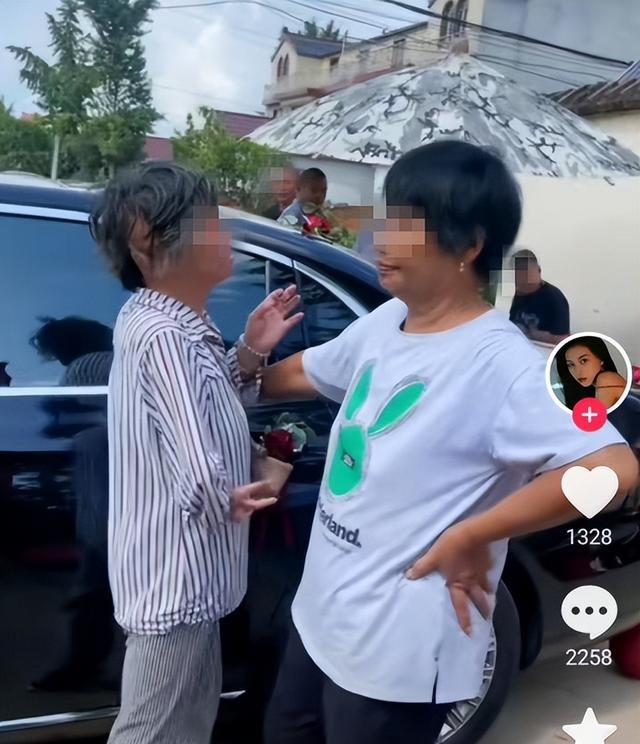 邻居嫁女,老太拦车讨要1000元,少了不行,邻居:她残疾,常帮她