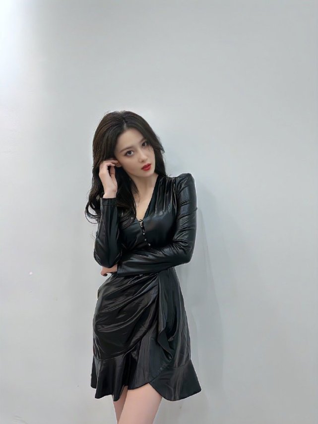 张馨予|张馨予感染新冠,卧沙发疼痛难受仍坚持工作,何捷无法陪在身边照顾