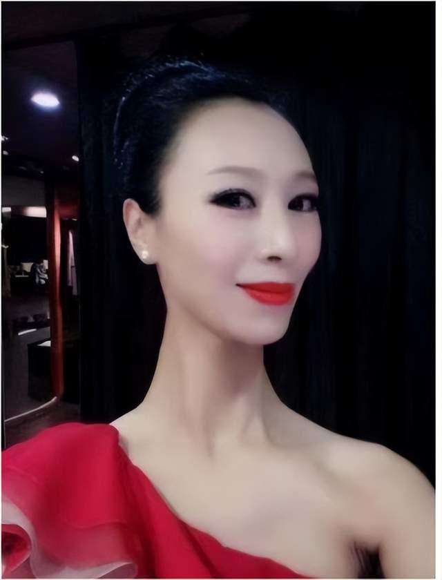 超级英雄|国企书记吃软饭,豪车豪宅豪华内裤,都是宾利姐欧阳与齐的个人财产