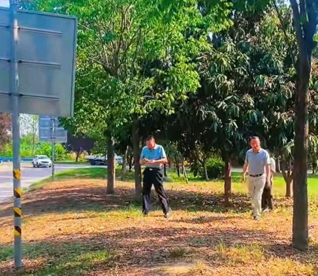 许敏|心情不错，姚师兵近照引热议，和浔阳夜话主播外出散心，相谈甚欢