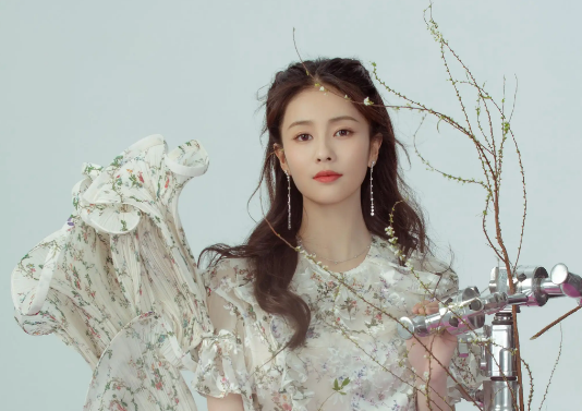 白梦妍|开挂走上明星路，带闺蜜发家致富，于正力捧的白鹿是否值得