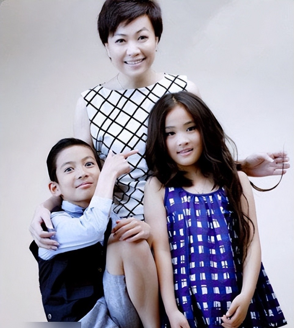 景岗山|55岁的景岗山，老态憔悴，喝酒成瘾与发妻离婚，现任妻子大气漂亮