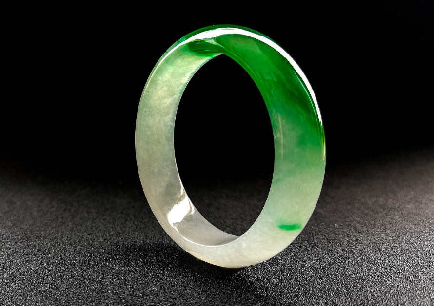 翡翠手镯|翡翠手镯雕刻重要吗?价值受到什么因素影响?了解清楚不怕被骗