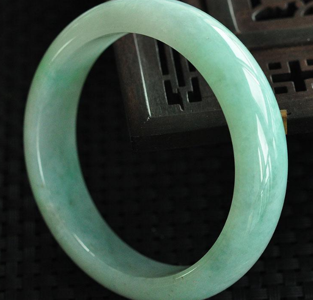 翡翠手镯|翡翠手镯和玉镯的差别,质地色泽都不一样,适合自己是最好的