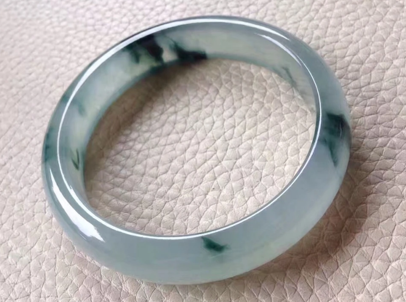 翡翠|翡翠首饰多种多样,为什么手镯那么贵呢?和这几个方面有关