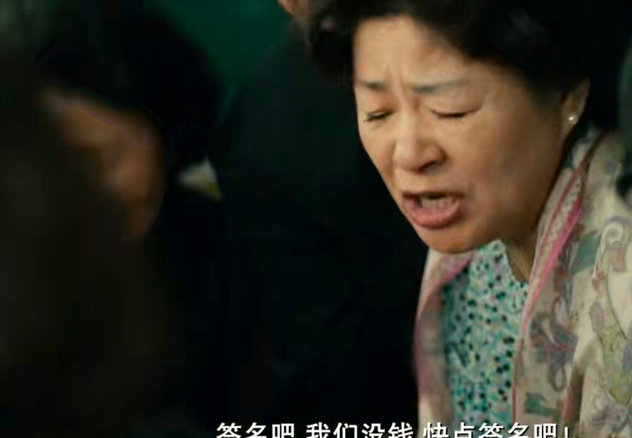 只因拨错一个电话,被41名男子折磨,父亲为钱求女儿和解