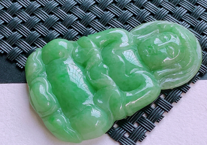 翡翠|翡翠是否要加以修饰呢?哪一类的翡翠更好?素身和雕花的区别