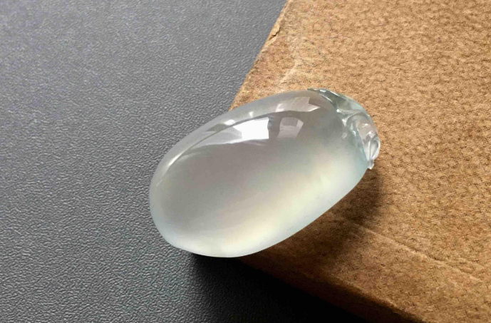 翡翠|高级好料做成素面翡翠,有瑕疵的做雕花翡翠,都有自己的特点