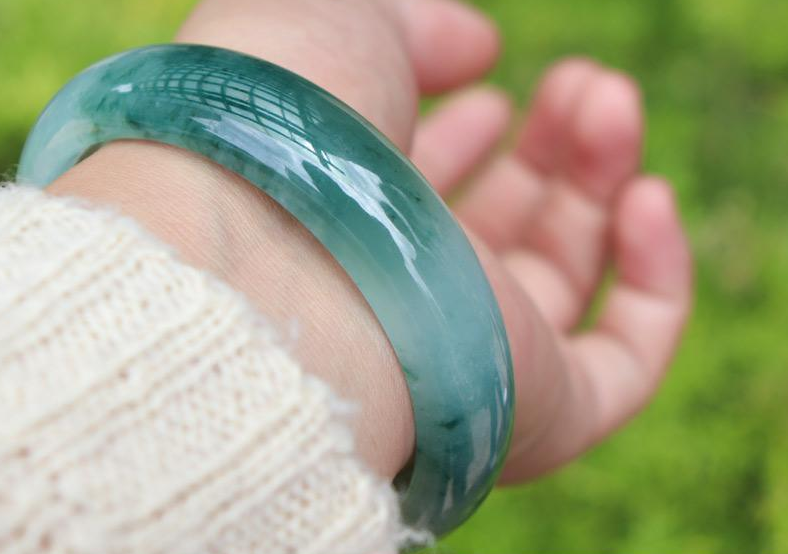 翡翠手镯|翡翠手镯的魅力展现在哪里?简约又大气,但这些手镯不能买