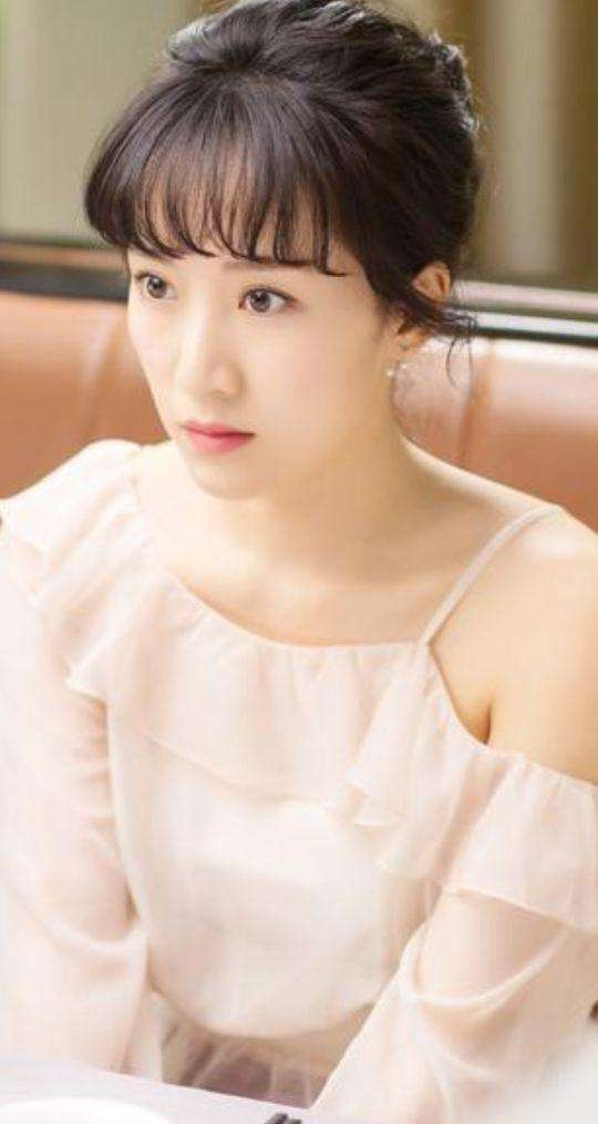 朱亚文|李念近照，气质温婉，她已掌握了爱的秘笈，激荡人生自有远大前程