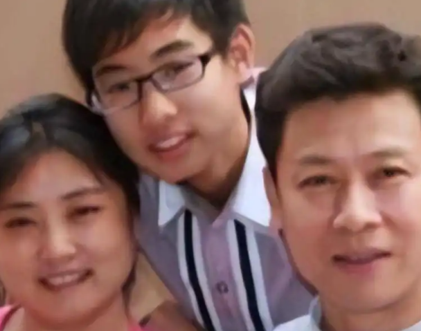 胡亚捷|胡亚捷:三次差点离婚,与妻子越吵越亲密,如今恩爱如初