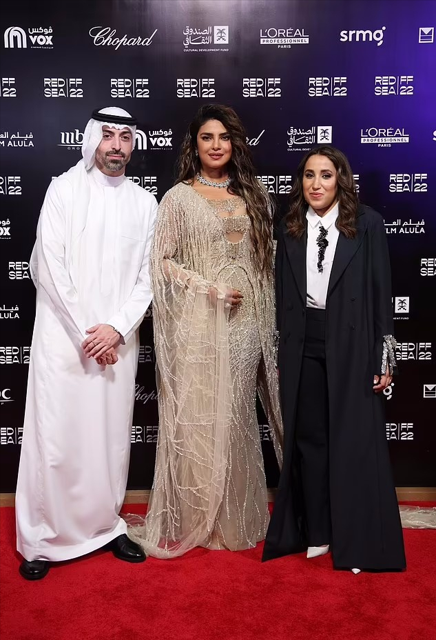 小姐姐|印度国宝级巨星穿黄金裙走红毯太霸气！变胖后婶范儿十足，好富态