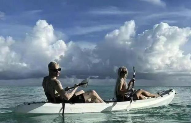 金·卡戴珊|卡戴珊与男友甜蜜度假！瘦14斤后颜值气质太绝，穿比基尼大秀身材