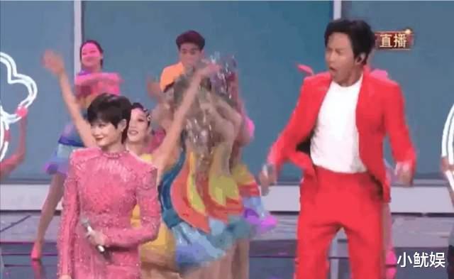 春晚|8位明星在春晚奇葩出圈:马凡舒的敬酒服,撒贝宁的白衬衫