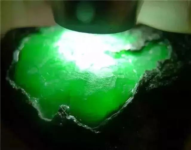 翡翠|小伙18000拿下翡翠小毛料,切出满色翡翠,起货的成品超过80万!