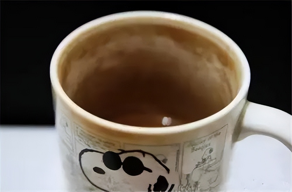 茶杯“太深”没法洗?老保姆教你1个小妙招,污垢自己掉下来