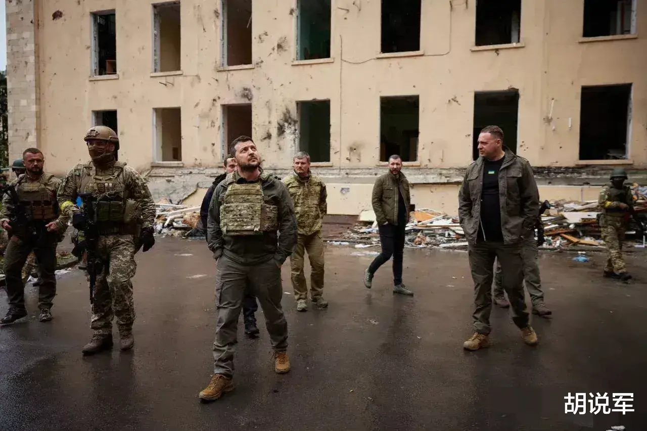 泽连斯基|泽连斯基视察哈尔科夫前线,为什么双手老是插在裤袋里?