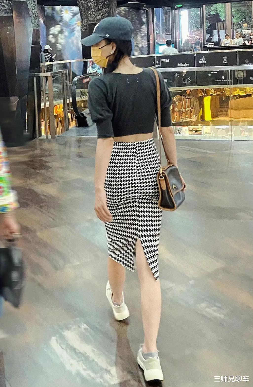 丸子头 殷桃双马尾包臀裙出街，这背影说18我都信