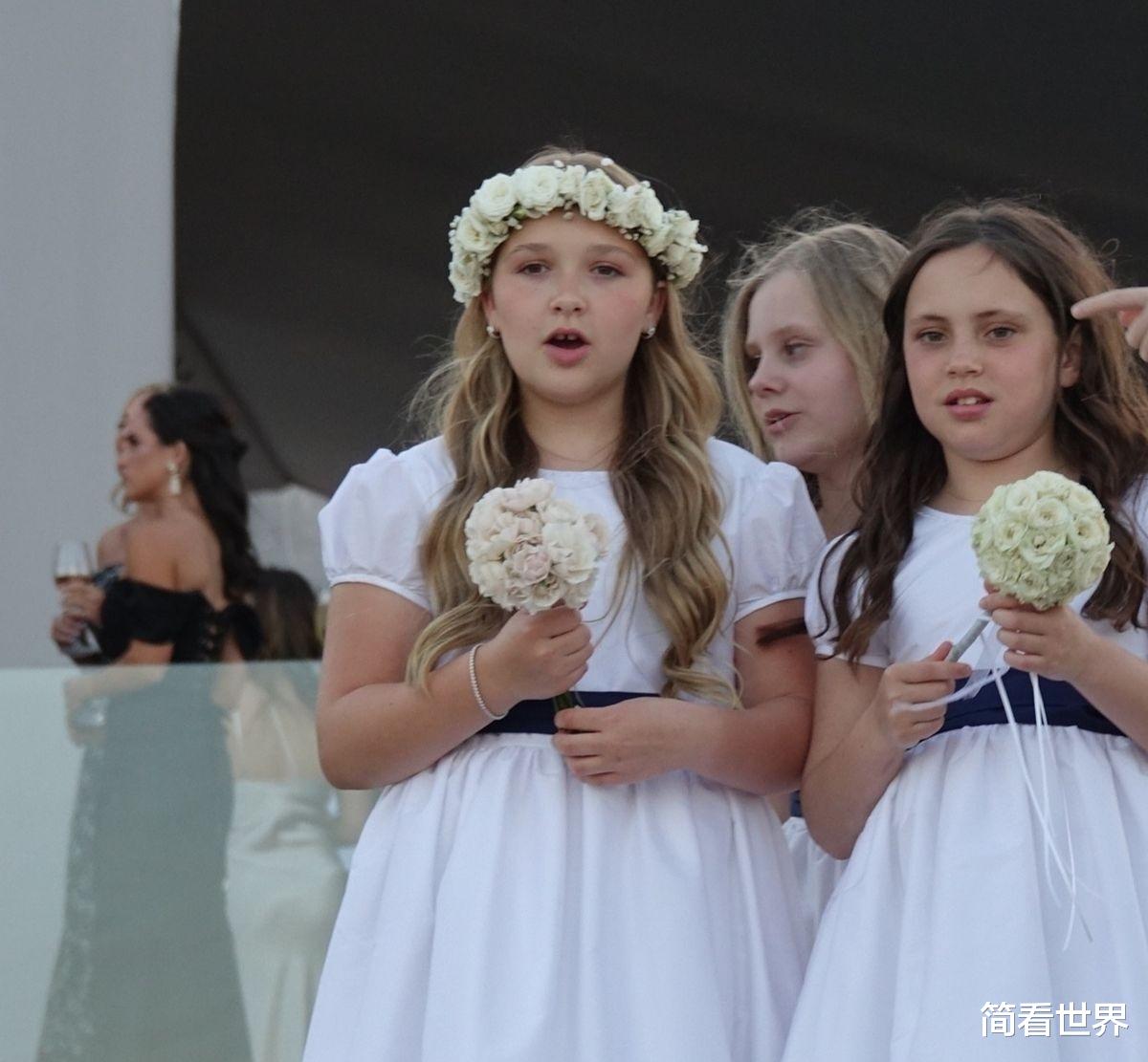 哈珀·贝克汉姆|47岁贝嫂抢新娘风头!穿吊带“睡裙”出席大儿子婚礼,小七变胖妞