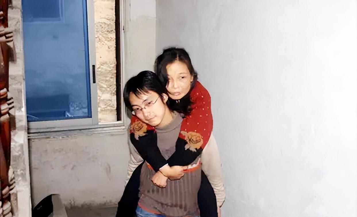 刘婷|17年前，背母上大学的刘霆，29岁时变性成女人，如今过得怎么样了