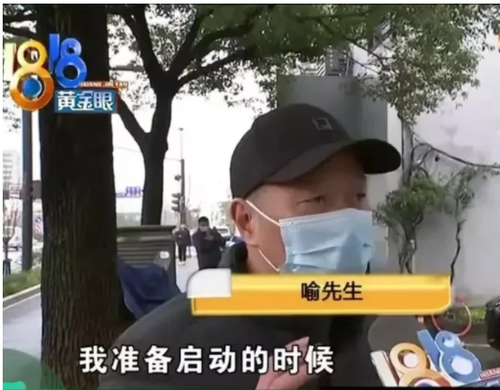 浙江杭州,一男子带着老婆孩子,开着新买的特斯拉到朋友家做客