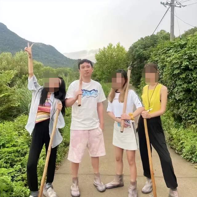 王思聪|网友偶遇王思聪在海边骑白马，粉色上衣配红色短裤，身边有美女作陪