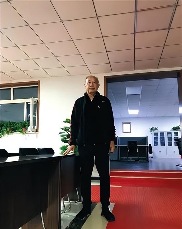 牟其中|牟其中：用罐头换飞机，净赚一个亿，入狱后最苦的人是他小姨子