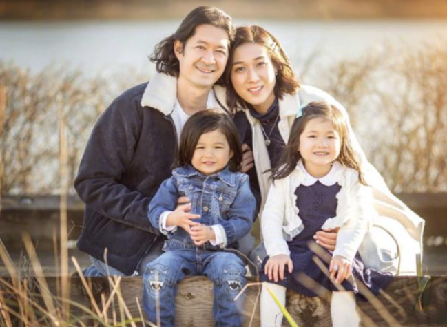 |钟嘉欣已登上回家航班，携子在香港机场留念，萌娃近照曝光