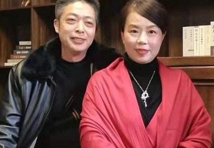 奇奇|姚威老爸上树摘枇杷，疑摘果给奇奇悦悦，与姚威背影傻傻分不清