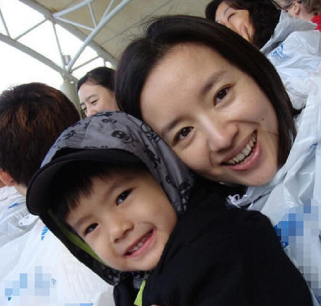 董洁|42岁董洁行为惹争议，对13岁儿子撒娇如少女，网友喊话应懂得避嫌