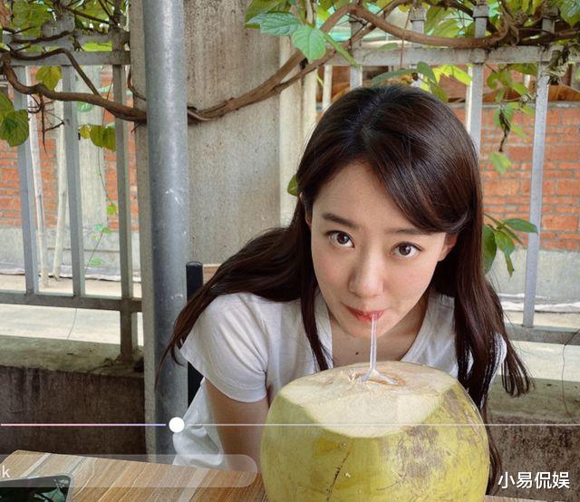 张小斐|36岁张小斐穿短袖喝椰汁！皮肤白净眼睛好大，胸前一颗黑痣太抢镜