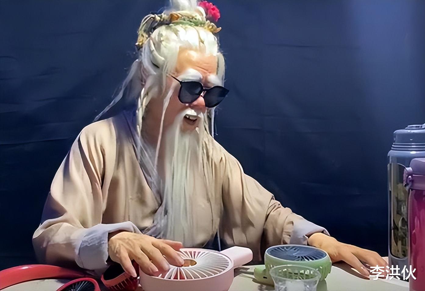 潘长江|潘长江拍段子,穿着病号服自言自语态度嚣张,装疯卖傻令人唏嘘