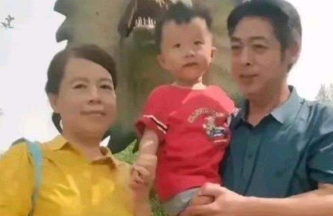 奇奇|姚威老爸上树摘枇杷，疑摘果给奇奇悦悦，与姚威背影傻傻分不清