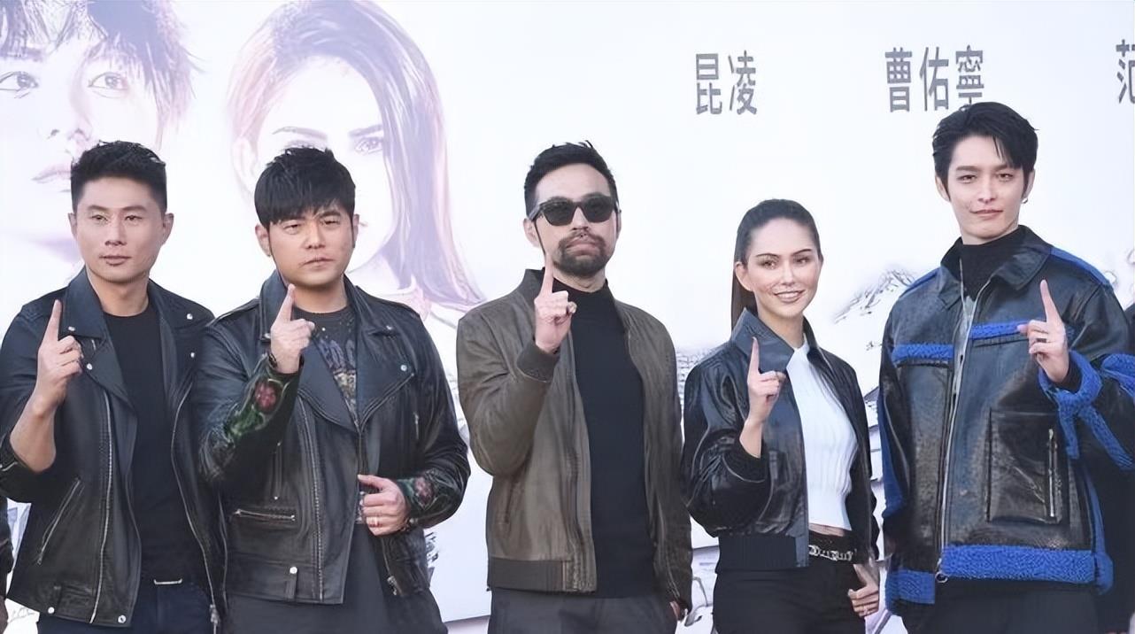 昆凌|周杰伦夫妇双双发福！他一身皮衣身材臃肿，昆凌更胖出了富态感