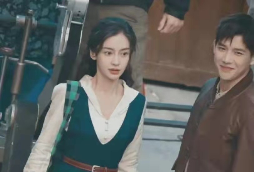 Angelababy|别把冻龄当做少女感，33岁的杨颖穿校服拍戏，真的不合适