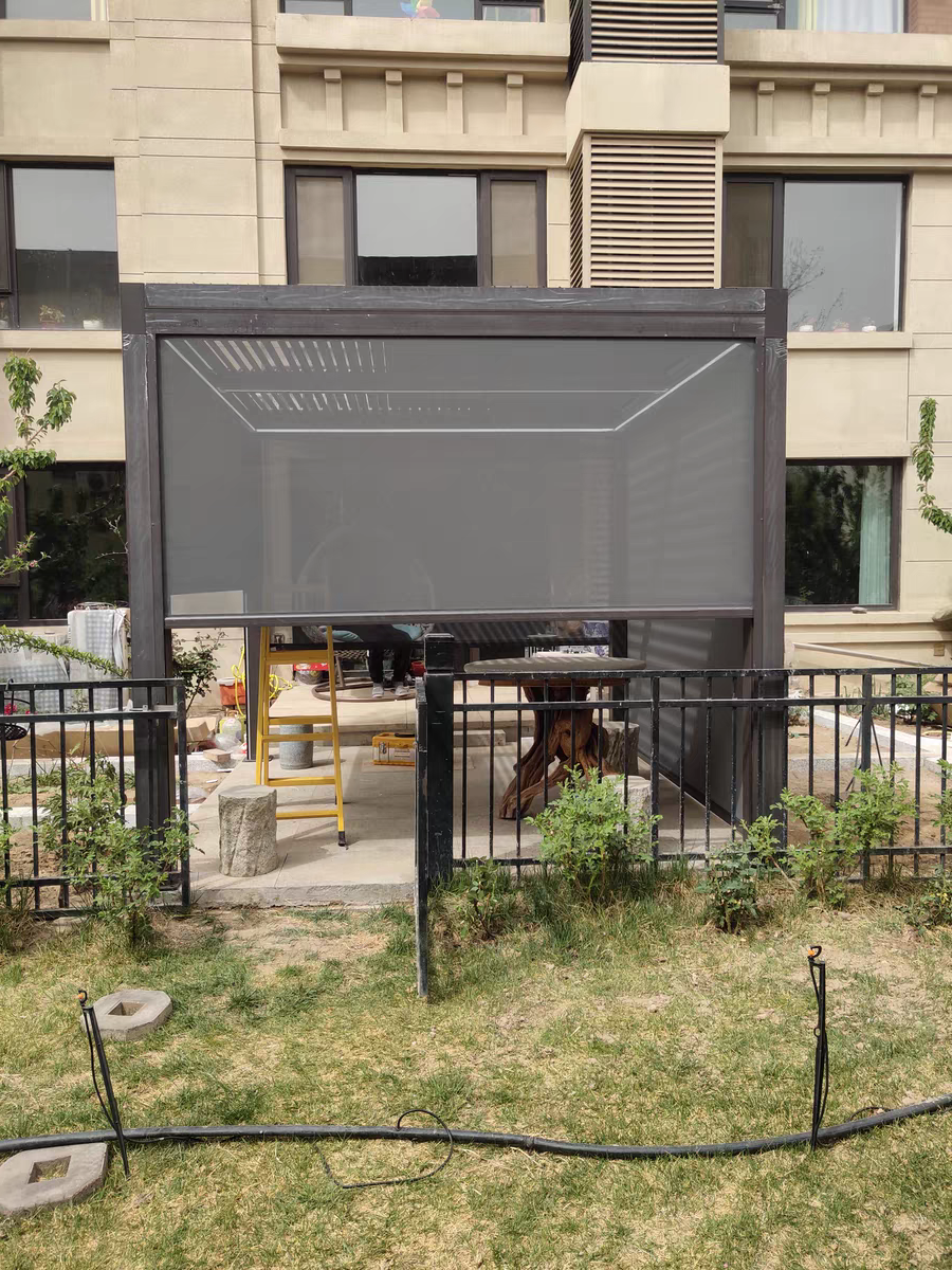 院子搭建阳光房,又晒又闷真后悔,拆掉换成电动凉亭,通风又防晒