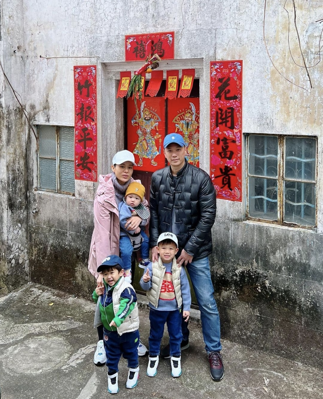 胡杏儿|胡杏儿老公晒儿子近照,兄弟三人穿连体衣,同框模仿李小龙好有爱