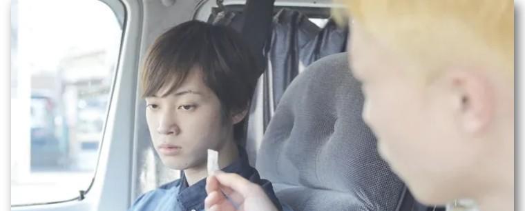为留住男友，日本单亲妈妈给11岁女儿喝下掺冰毒饮料，按住她的手